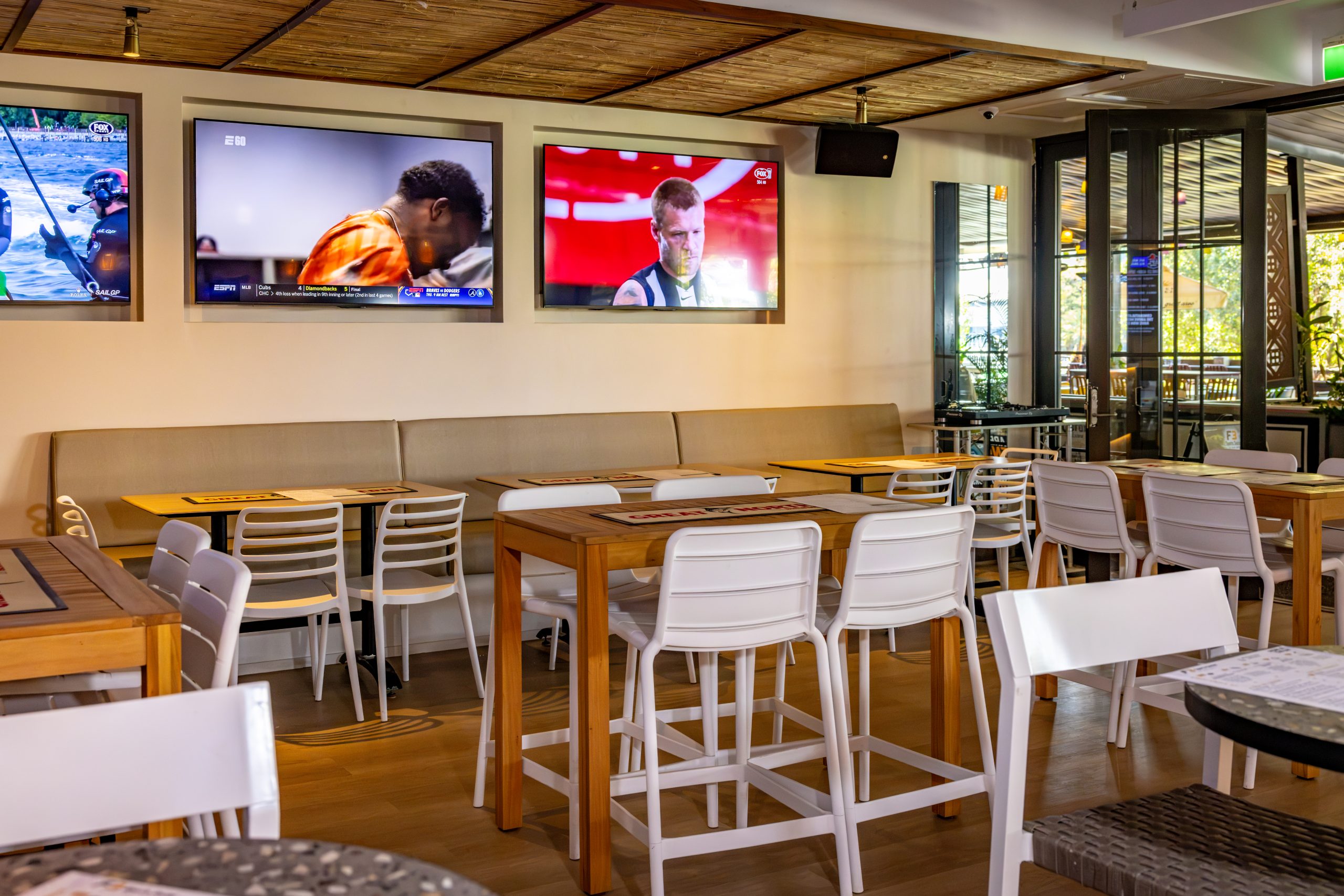 PHOTO · the screen wall, full house